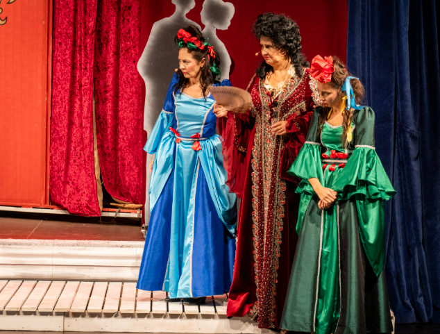 Actori într-un spectacol de teatru